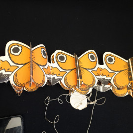 Растяжка бумажная оранжевые  бабочки, имеются следы времени цена за 1 шт . Картинка 5